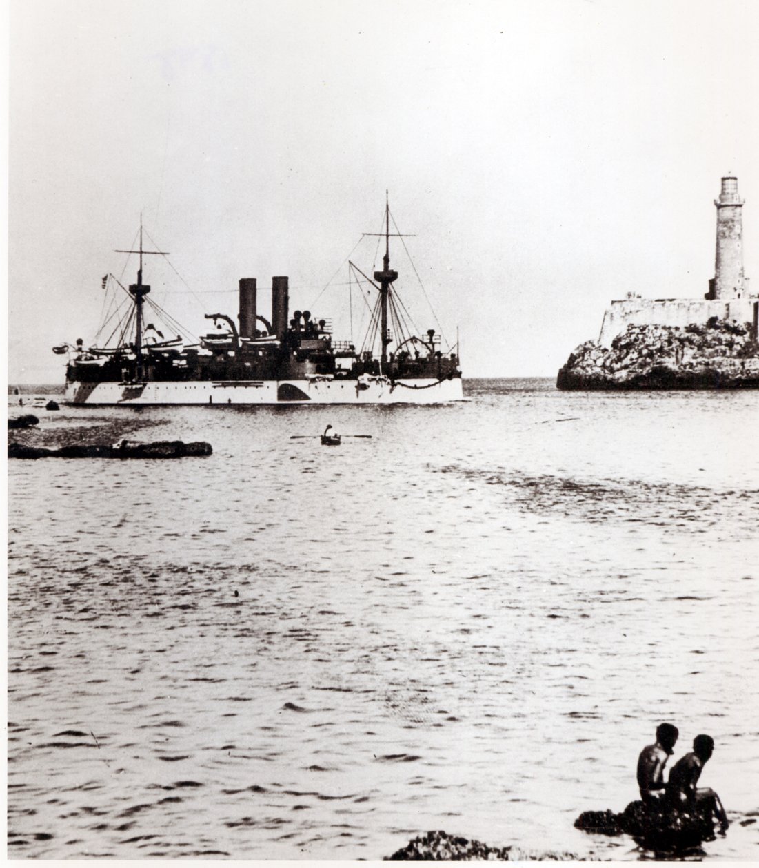 A USS Maine belép a kubai Havanna kikötőjébe, 1898 (lásd: 206526, 206527) alkotó: American Photographer