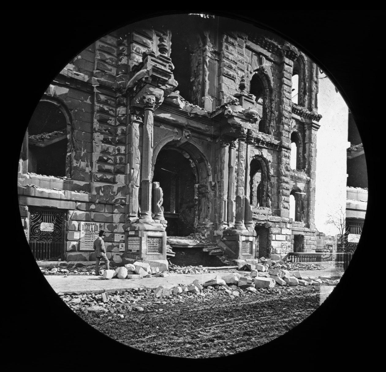 A bíróság nyugati bejárata a nagy chicagói tűzvész után, 1871 (üveglámpás csúszda) alkotó: American Photographer