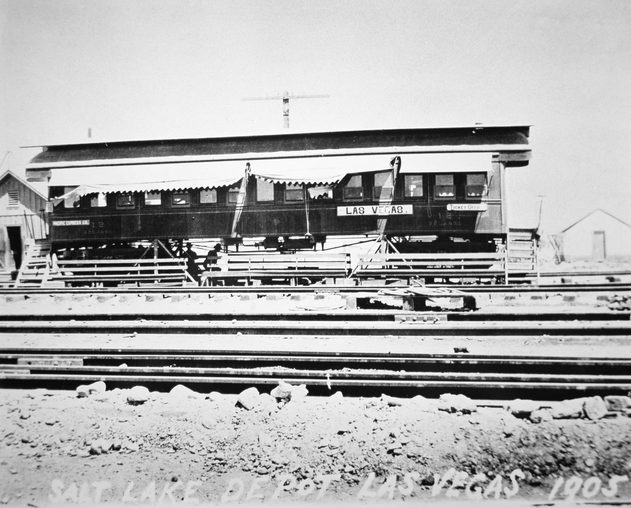 A Las Vegas Salt Lake Railroad depója, váróterme és jegyirodája, Nevada alkotó: American Photographer