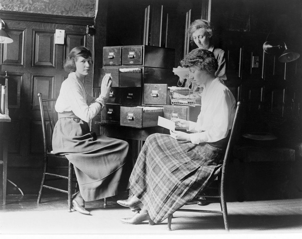 Három nő dolgozik a National Womans Party székhelyén, Washington D.C.-ben, a kocsma kartotékában. 1920 körül alkotó: American Photographer