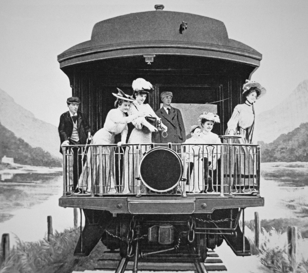 Turisták festői fényképeket készítenek egy Union Pacific vonat hátsó megfigyelőplatformjáról alkotó: American Photographer