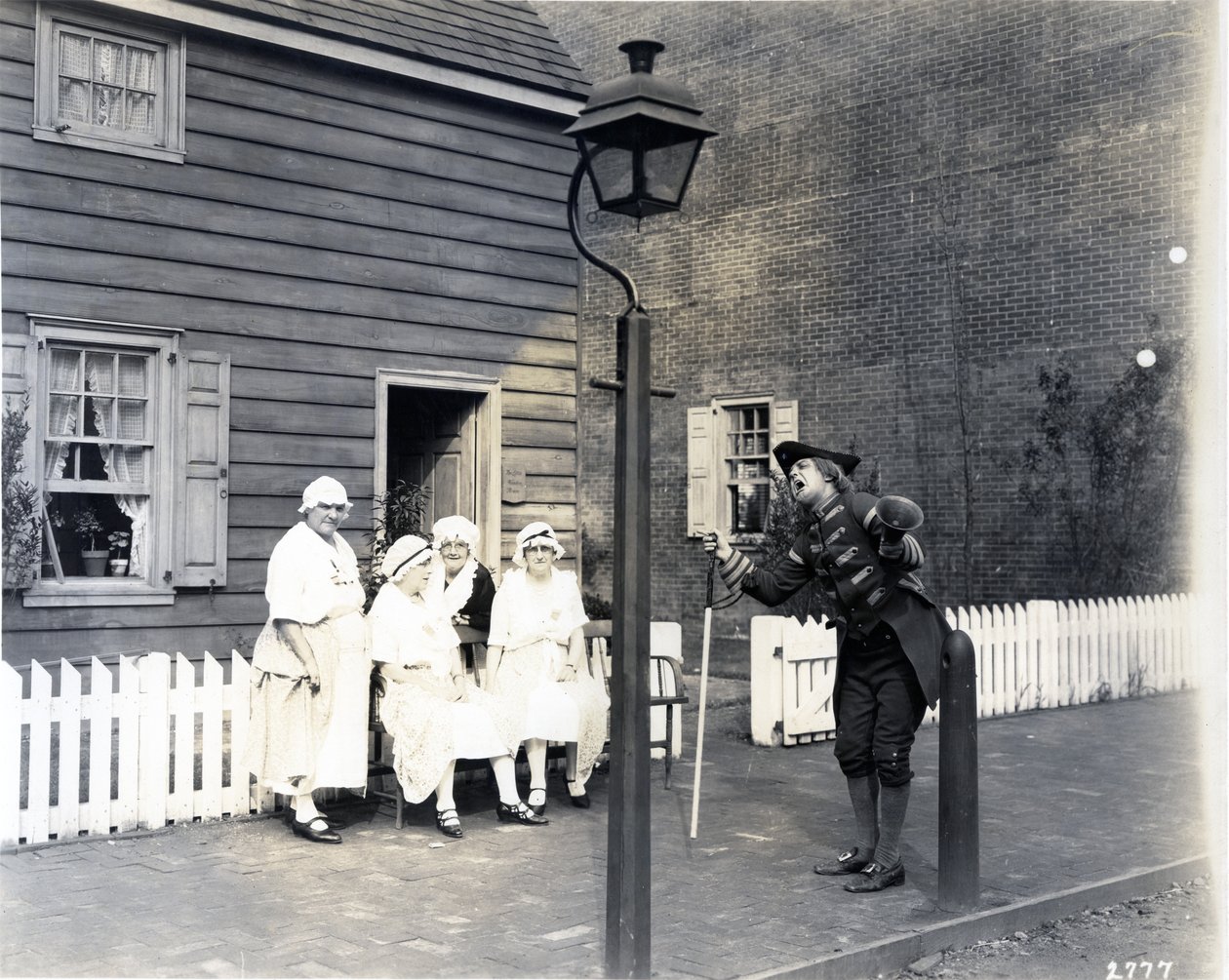 Town Crier a High Streeten, 1926 (zselatin ezüst nyomat) alkotó: American Photographer