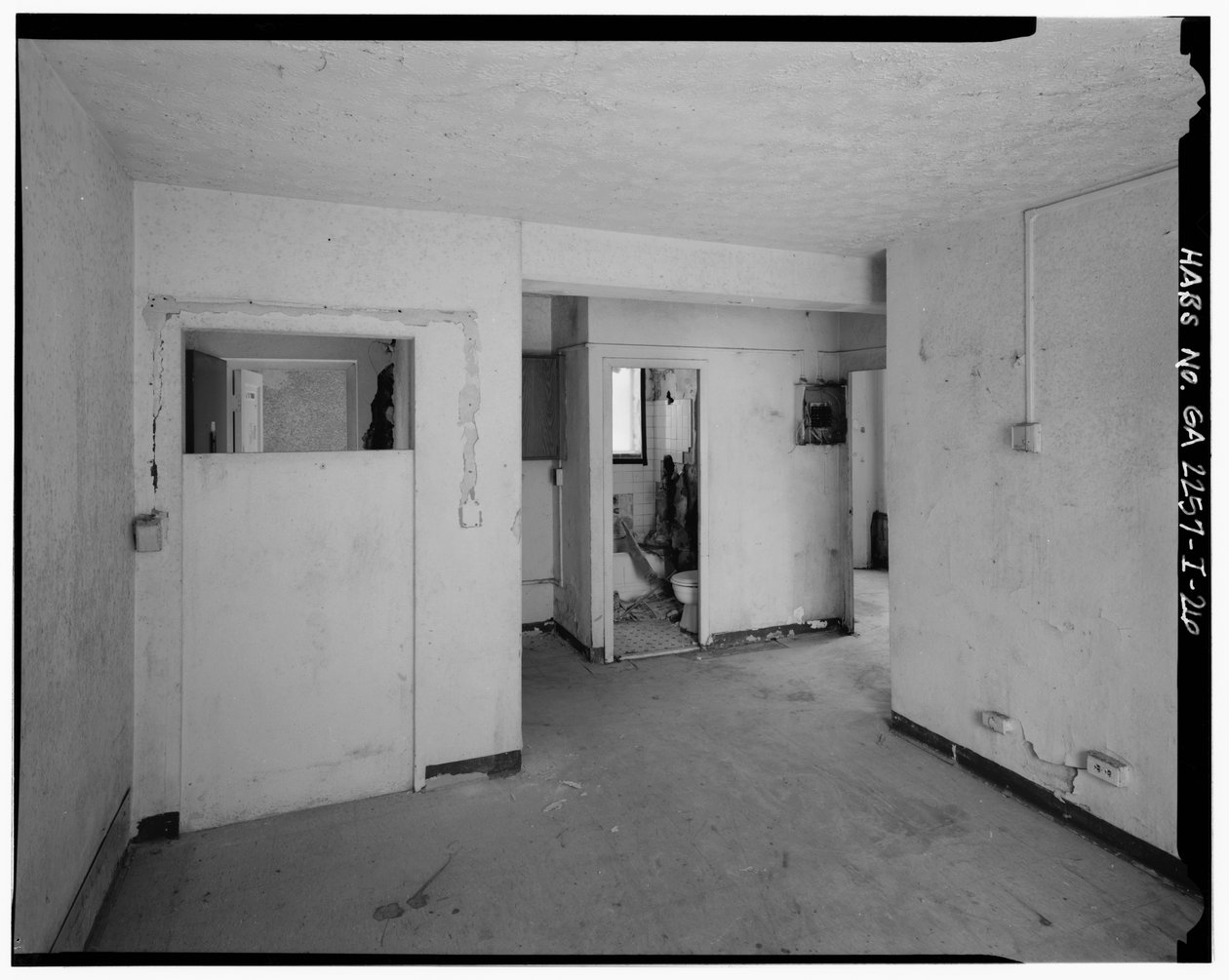 Tipikus 2 hálószobás apartman mosodai csatlakozással az előszobában. - Techwood Homes, Building No. 6, 465 Techwood Drive & 119-125 Hunnicutt Street, Atlanta, Fulton County, GA alkotó: American Photographer