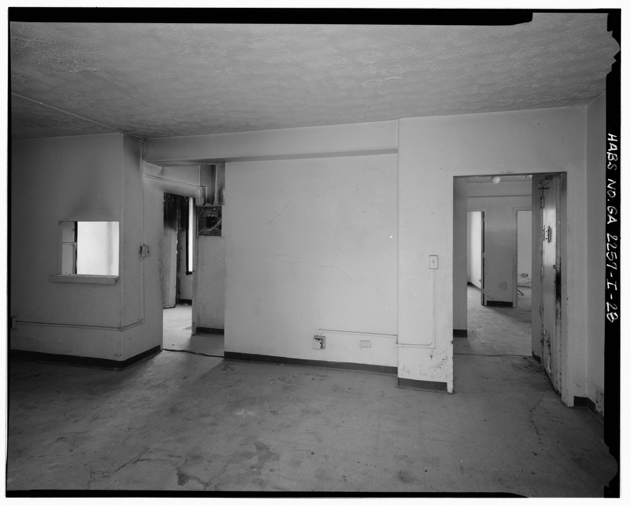 Tipikus 2 hálószobás apartman étkezővel és odúval, előszoba a konyhába és a fürdőszobába (balra), a hálószobákhoz vezető folyosó (jobbra) - Techwood Homes, Building No. 6, 465 Techwood Drive & 119-125 Hunnicutt Street, Atlanta, Fulton County , GA alkotó: American Photographer