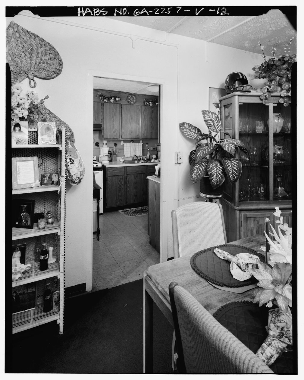 Tipikus belső, konyhába vezető étkező. - Techwood Homes, 18. számú épület alkotó: American Photographer