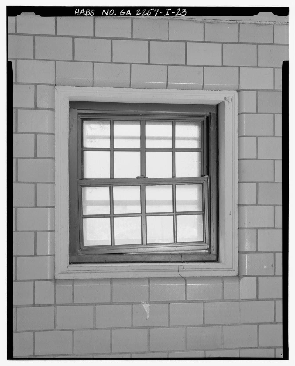Tipikus lépcsőházi ablakrészlet. - Techwood Homes, Building No. 6, 465 Techwood Drive & 119-125 Hunnicutt Street, Atlanta, Fulton County, GA alkotó: American Photographer