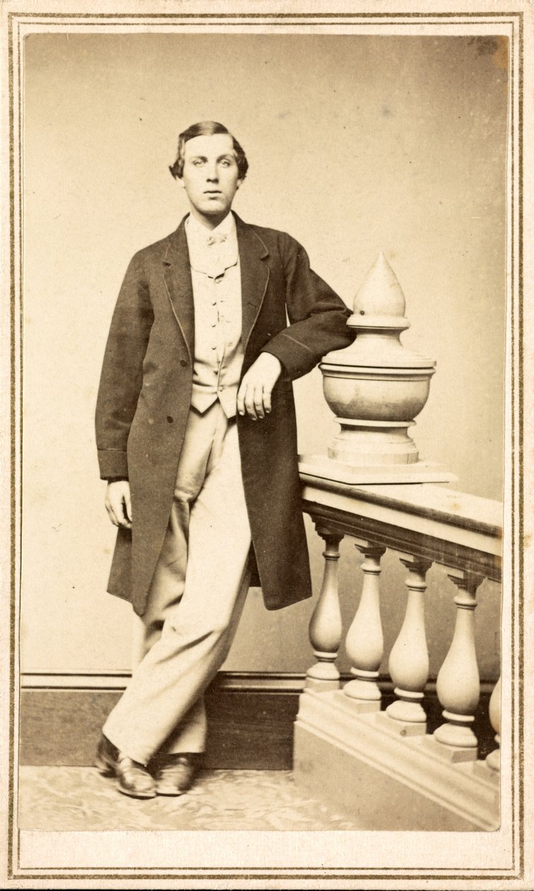 Azonosítatlan férfi felsőkabátban, oszlopnak támaszkodva, 1860-75 körül (albumnyomat) alkotó: American Photographer