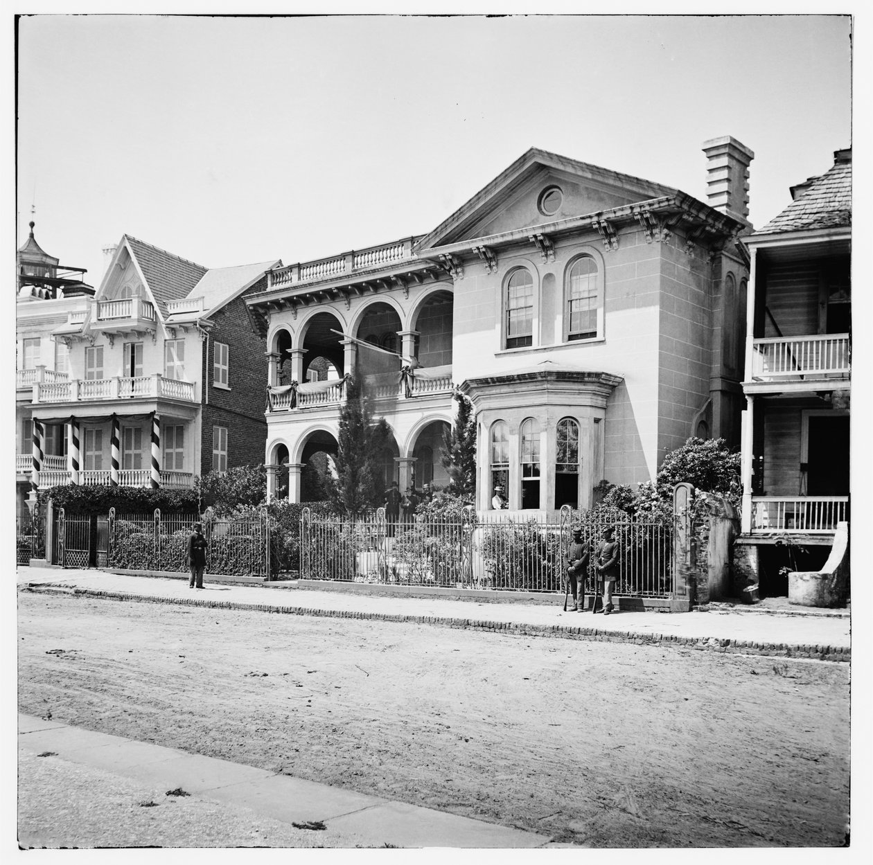 Az Unió központja a South Battery Street 26. szám alatt, a megszállt Charlestonban, Dél-Karolinában alkotó: American Photographer