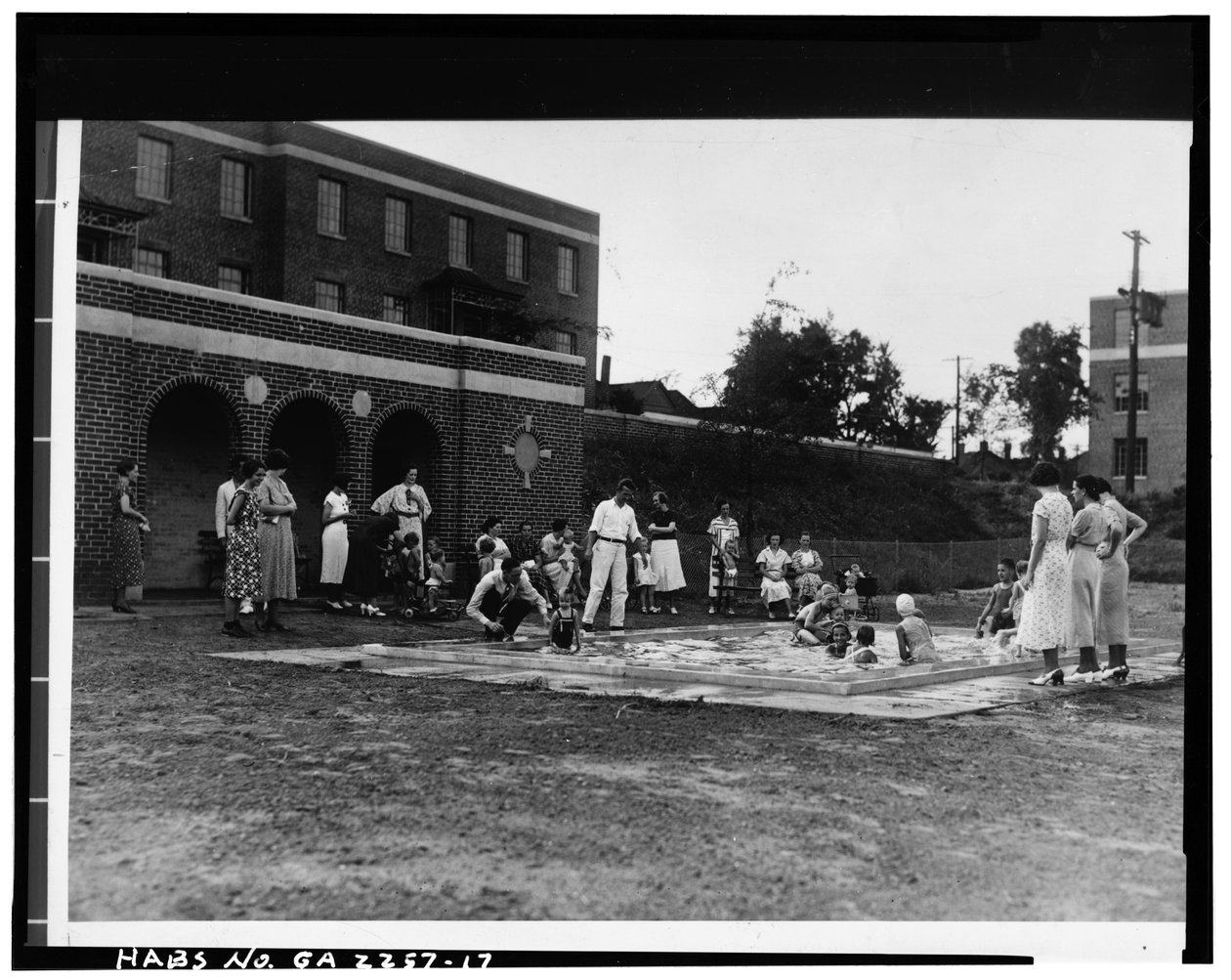 Wading medence, Techwood Homes (középület), North Avenue, Parker Street, William Street és Lovejoy Street határolja, Atlanta, Fulton County, GA, 1940 körül (f/w fotó) alkotó: American Photographer
