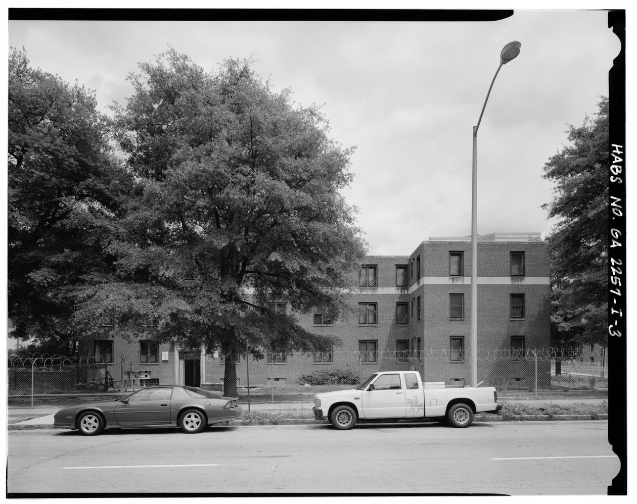 Nyugati oldal, 465 Techwood Drive és 125 Hunnicutt Street (jobb oldalon). - Techwood Homes, Building No. 6, 465 Techwood Drive & 119-125 Hunnicutt Street, Atlanta, Fulton County, GA (f/w fotó) alkotó: American Photographer