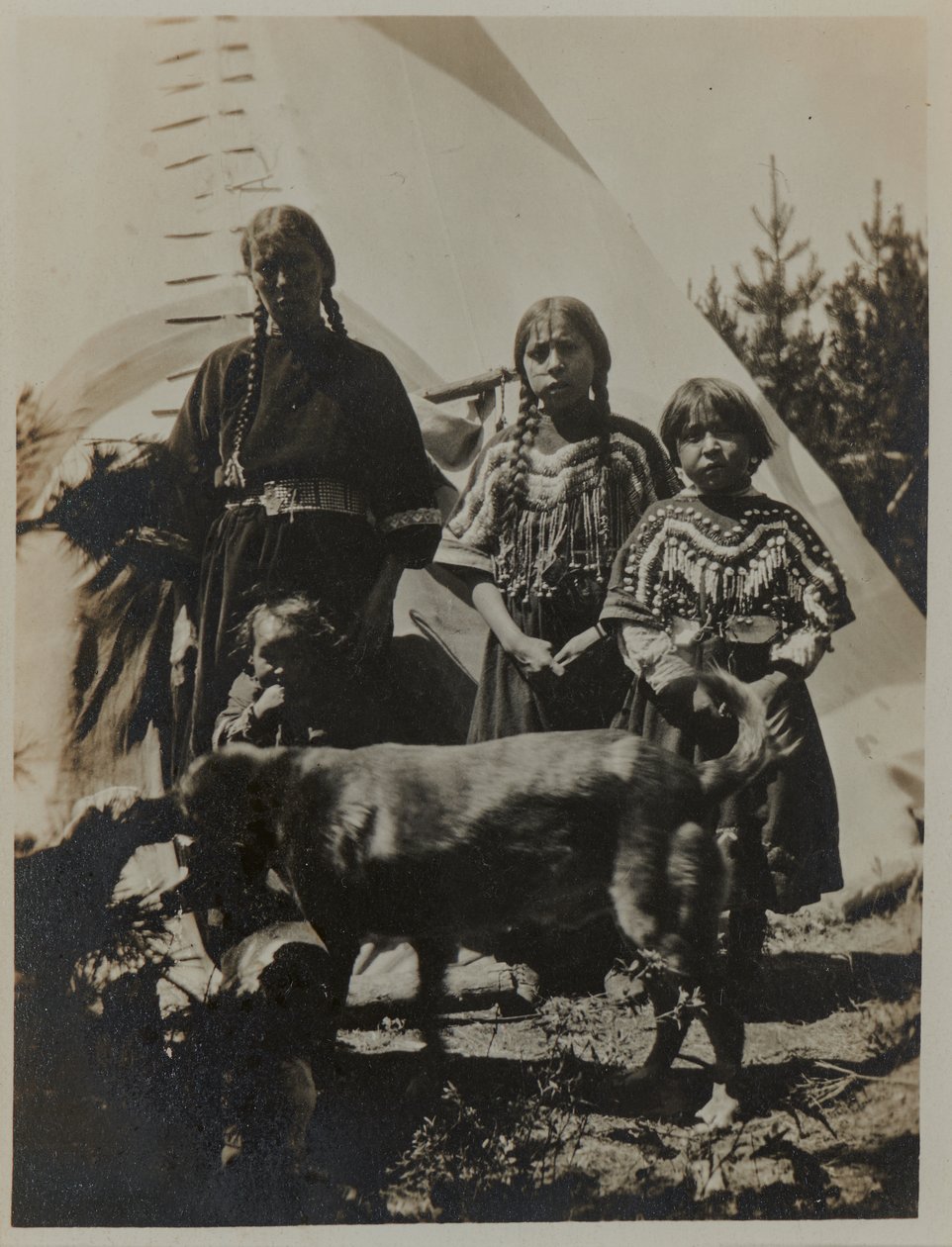 Nő, két lány és egy gyermek kutyával, 1900 körül. Zselatinos ezüst fénykép alkotó: American Photographer