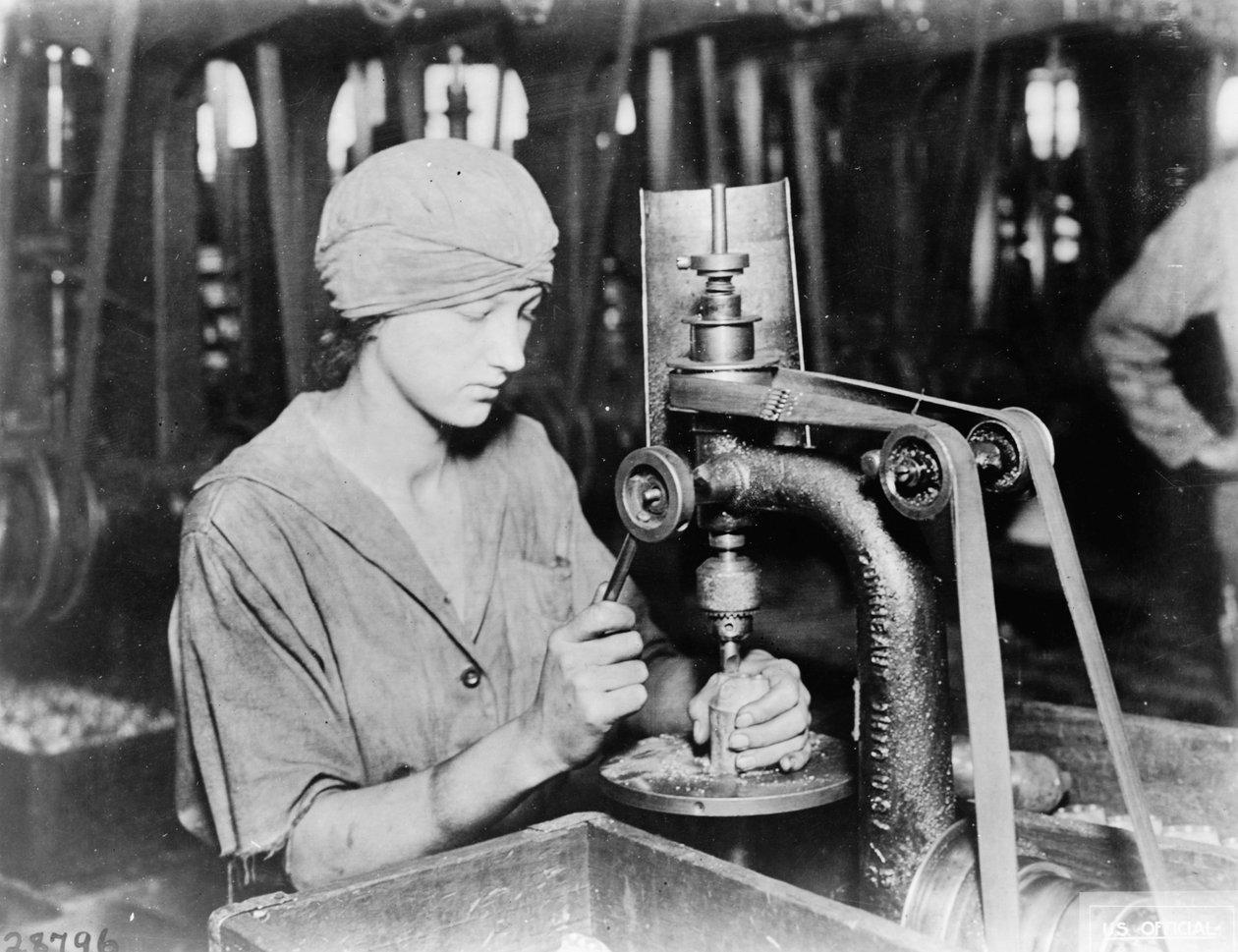 Nő süllyeszti a detonátorcső lyukát és töltőlyukat a kézigránátban a Westinghouse Electric & Mfg. Co.-nál, East Pittsburgh, Pa., az első világháború idején, 1914–1818 alkotó: American Photographer