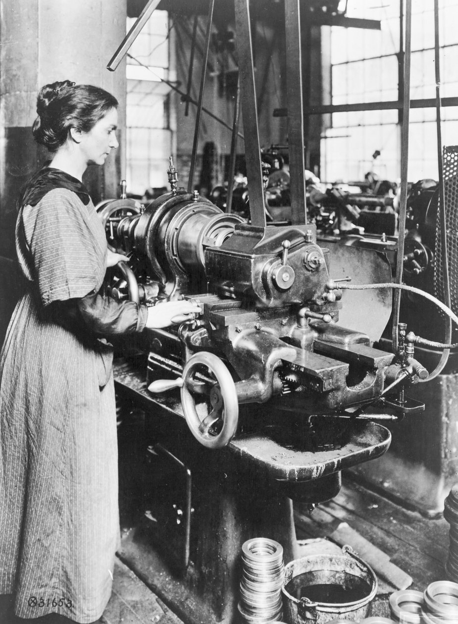 Belső menet marógépen dolgozó nő, Norton Grinding Co., Worcester, Ma., az I. világháború alatt, 1914-1818 alkotó: American Photographer