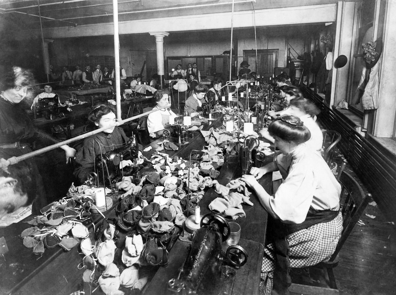 Nők, akik macikat varrnak egy gyárban, 1915 körül alkotó: American Photographer