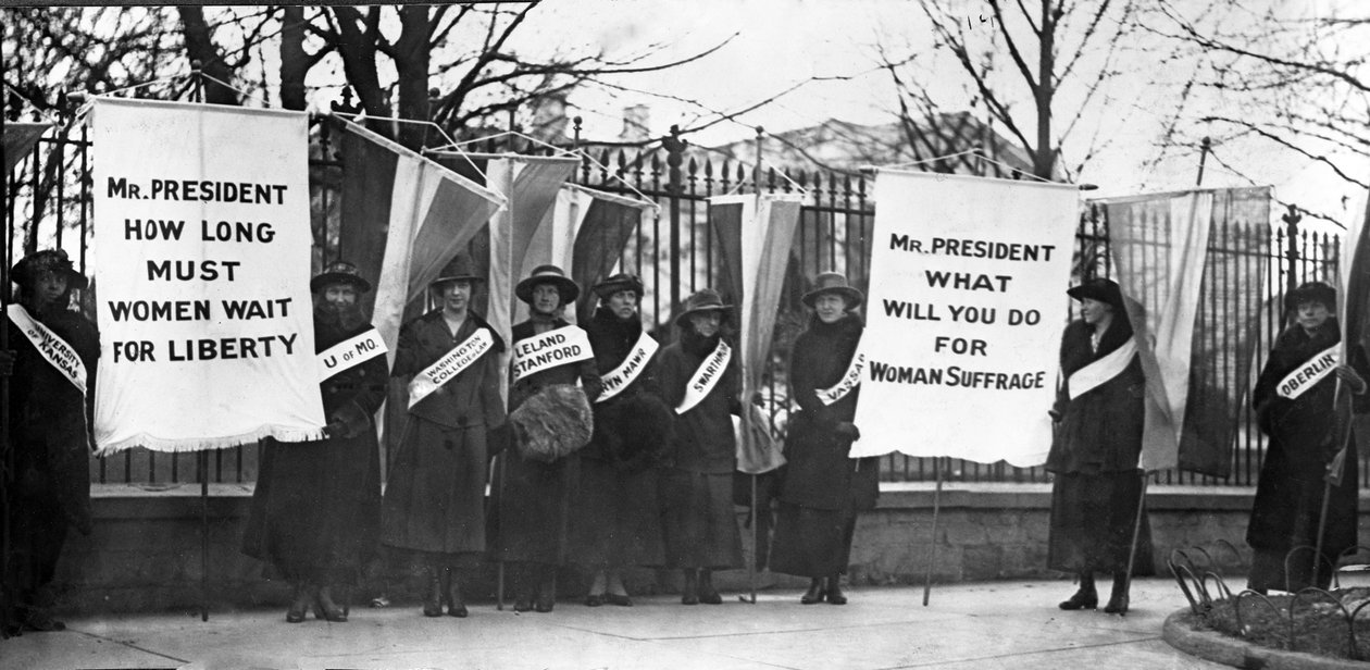 Női választópolgárok pikettelnek a Washington DC-beli Fehér Ház előtt, kocsma előtt. 1917 alkotó: American Photographer
