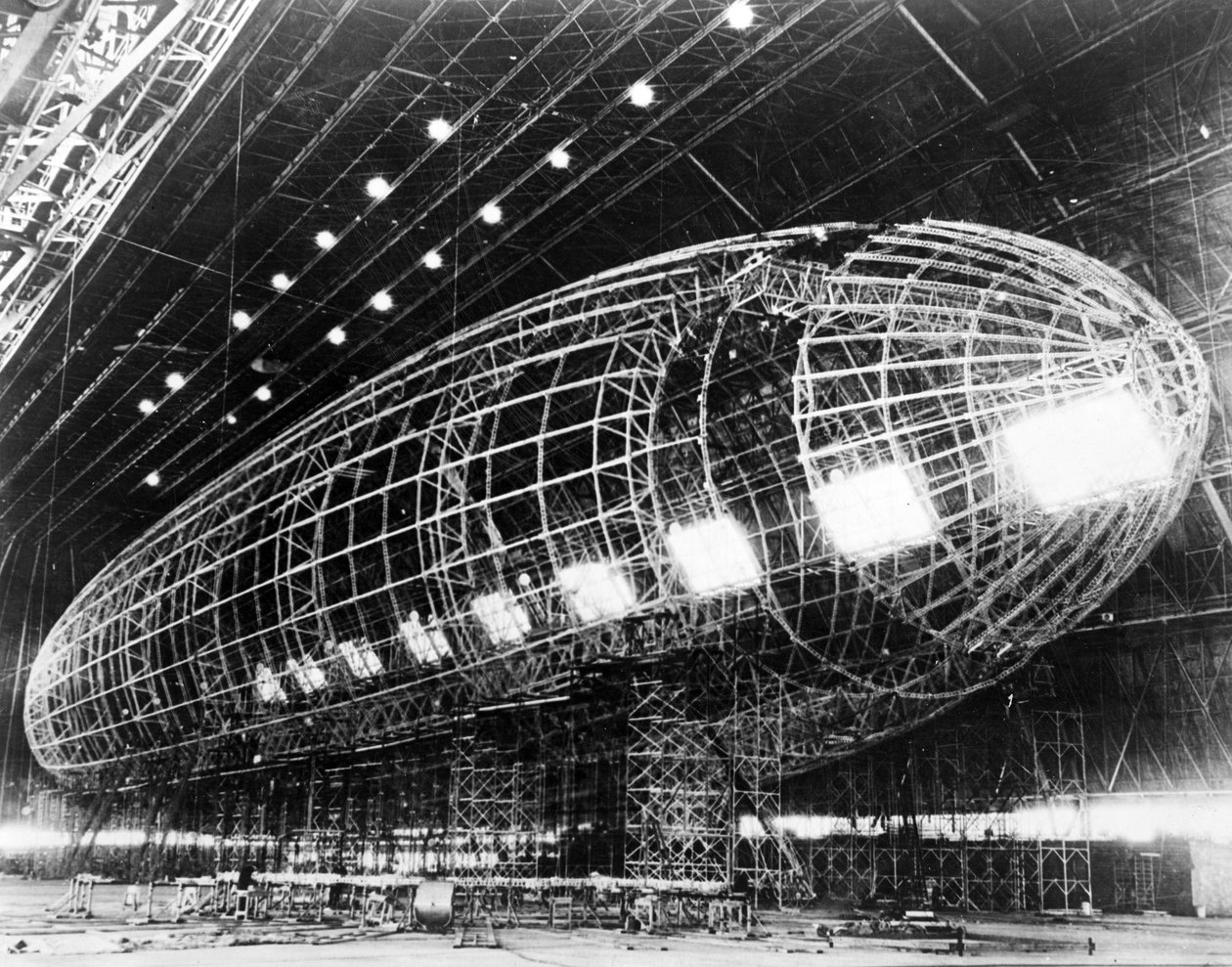 A Worlds Largest Irigible hamarosan elkészül, az 1930-as években jelent meg alkotó: American Photographer
