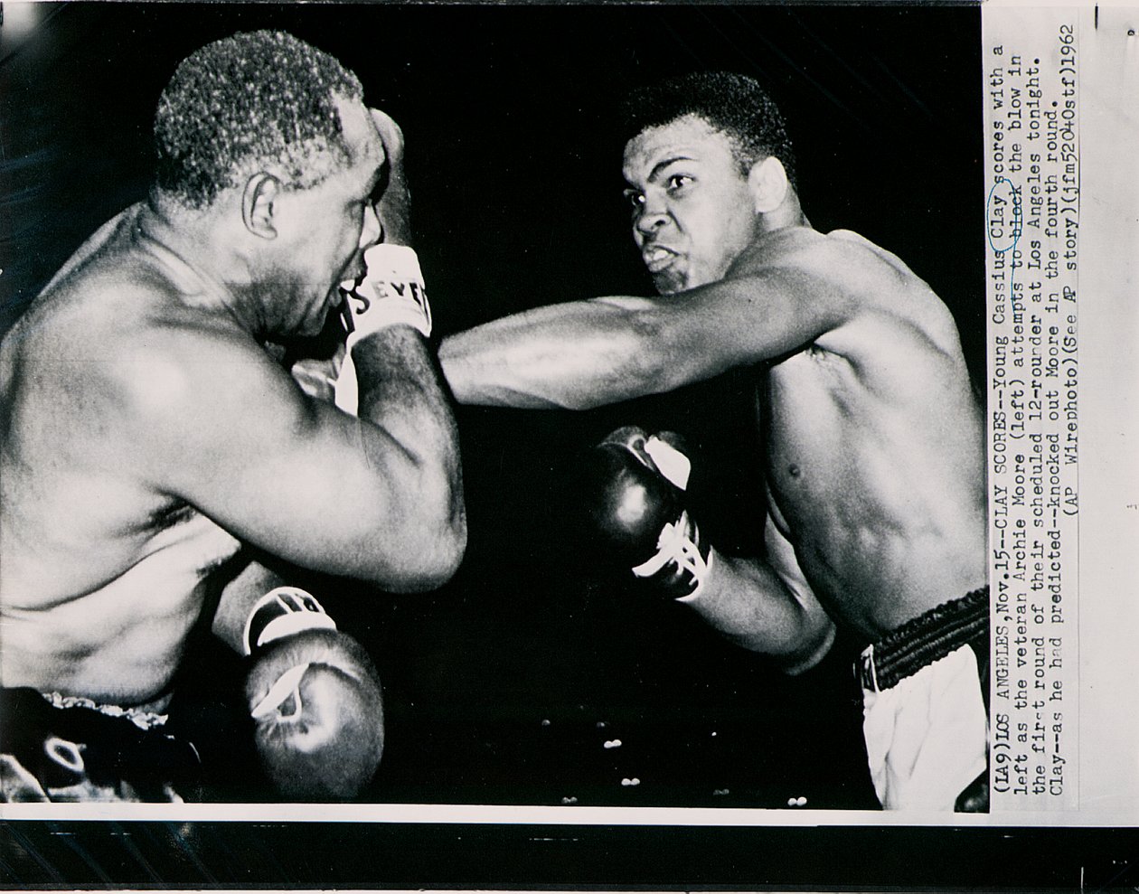 A fiatal Cassius Clay balbal gólt szerez a veterán Archie Moore ellen a Los Angeles-i küzdelem első fordulójában. alkotó: American Photographer
