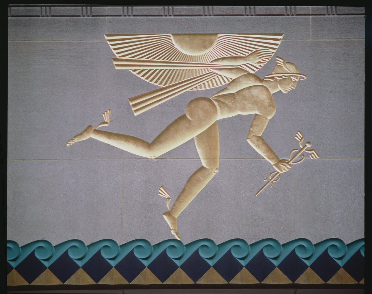 Merkúrt ábrázoló dombormű a 14 épület egyikének külső oldaláról, 1931-40-ben épült alkotó: American School