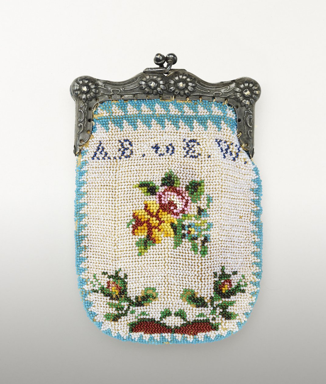 Gyöngyös erszény, c. 1843 (üveggyöngyök, nikkelezüst és textiltartó) alkotó: American School