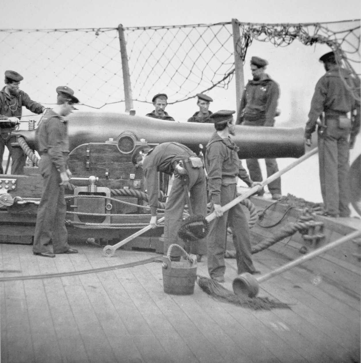 Federal Sailors Man egy 9 hüvelykes Dahlgren Gun (f/w fénykép) alkotó: American School