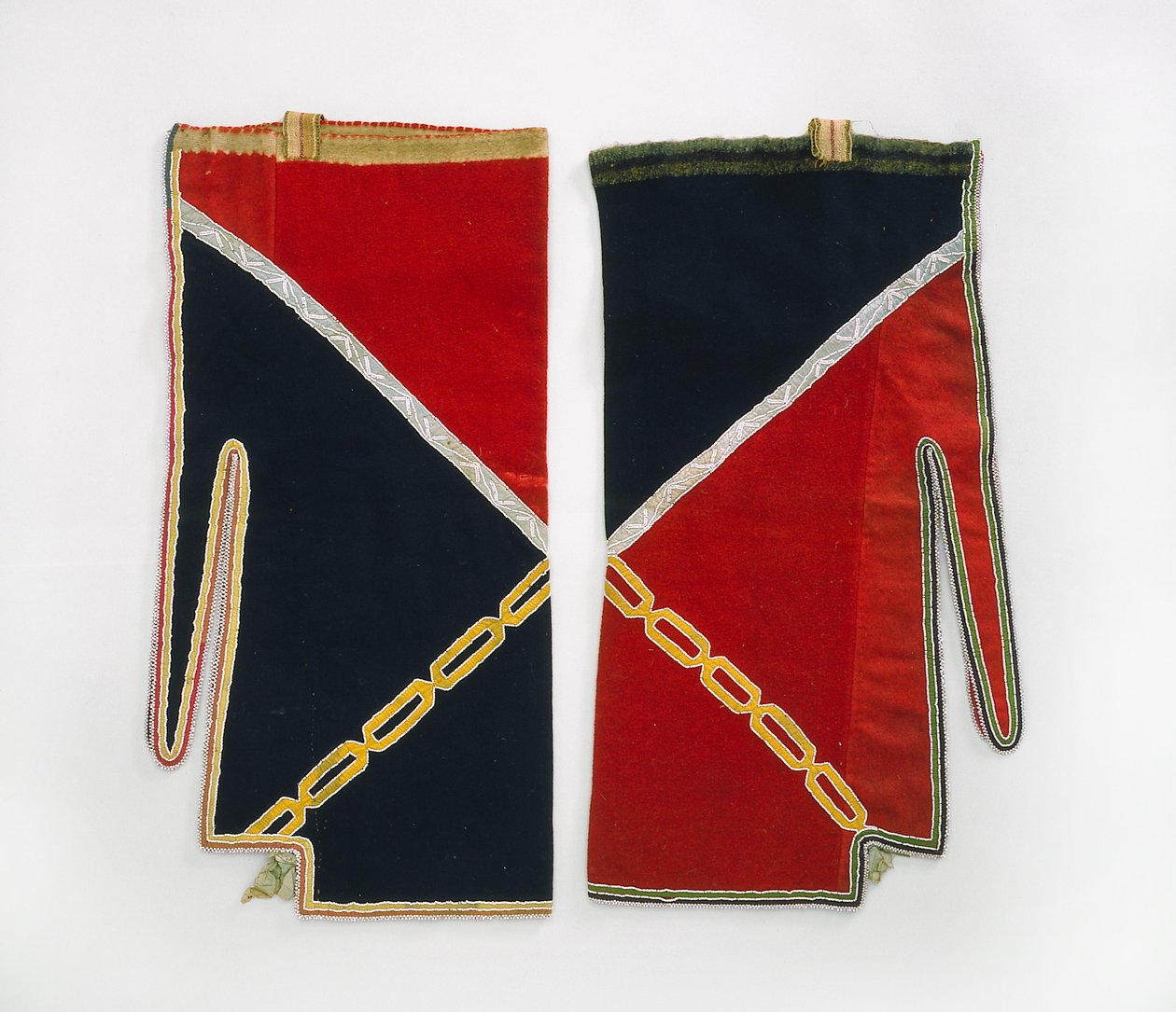 Leggings, Chippewa, 1840 körül (gyapjúszövet, üveggyöngyök, selyemszalag, háncsszálas pántok és cérna) alkotó: American School