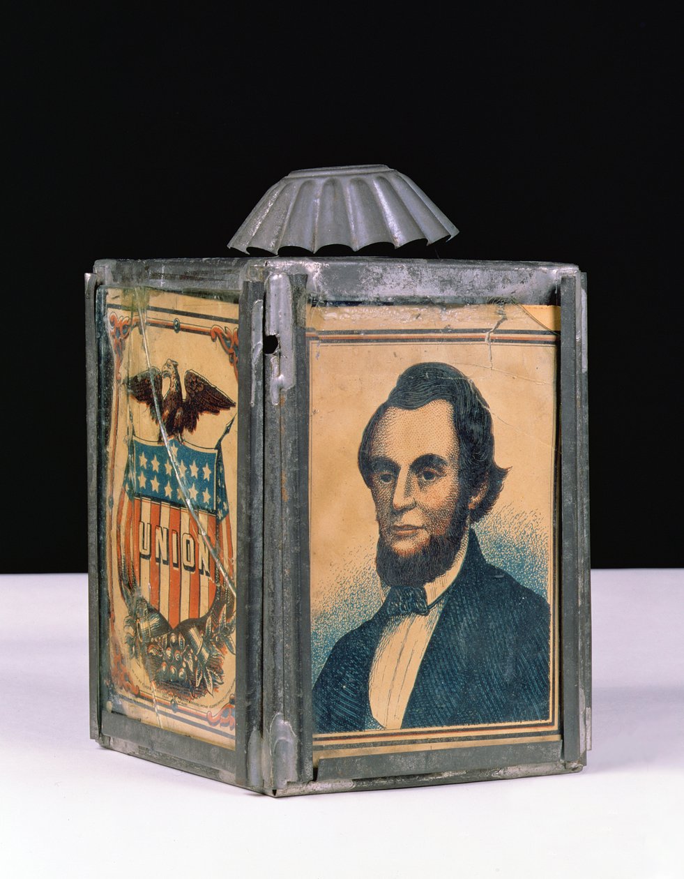 Az elnöki kampányhoz használt Lincoln lámpás, 1864 (ón és üveg festékkel) alkotó: American School