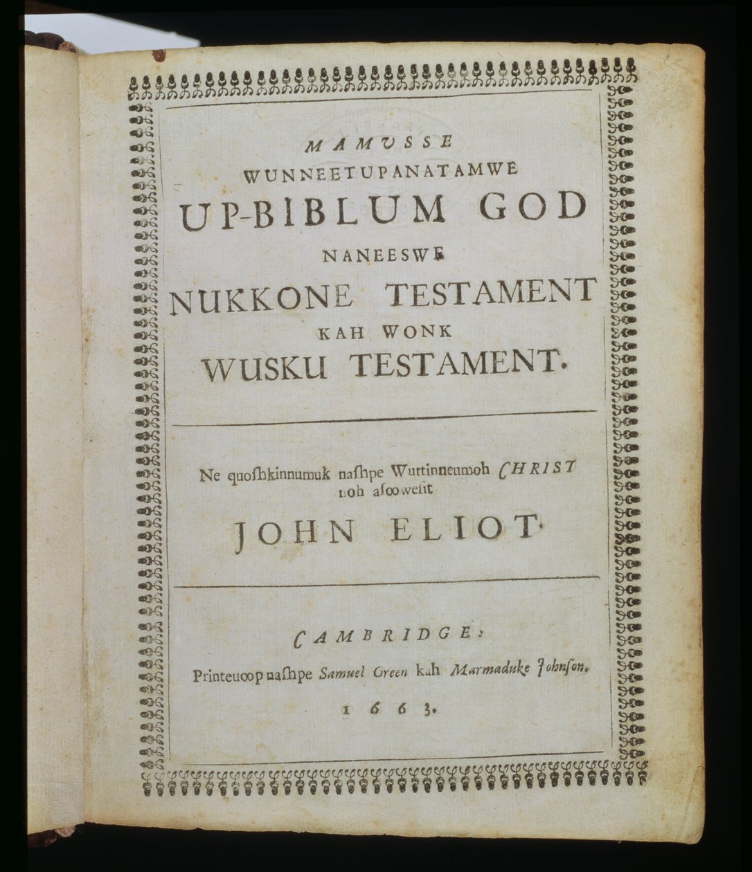 Mamusse Wunneetupanatamwe up-Biblum God (The-Whole Holy his-Bible God), címlap a Bibliából, más néven Eliot Indian Biblia, John E tiszteletes fordította le massachuseti nyelvre. alkotó: American School