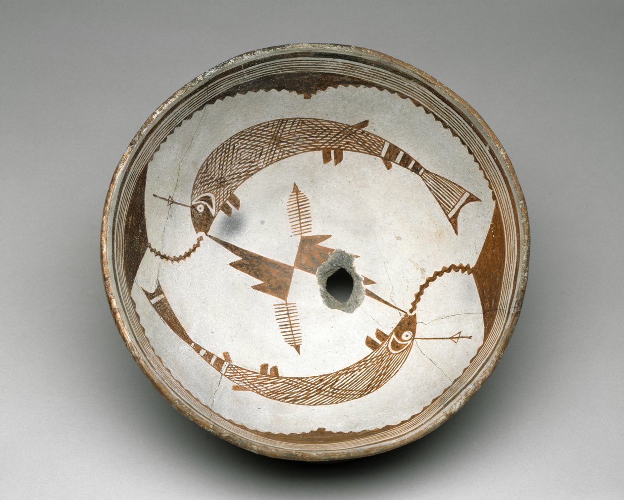 Mogollon tál két horgas hallal, Style II, 1025-1150 (kerámia bikróm festéssel) alkotó: American School