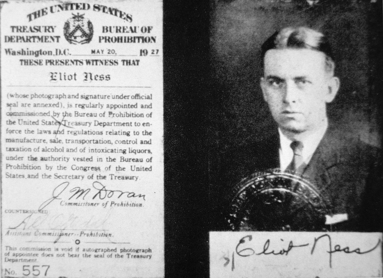 Eliot Ness (1903-57) eltiltó ügynök igazolványa május 20-án alkotó: American School