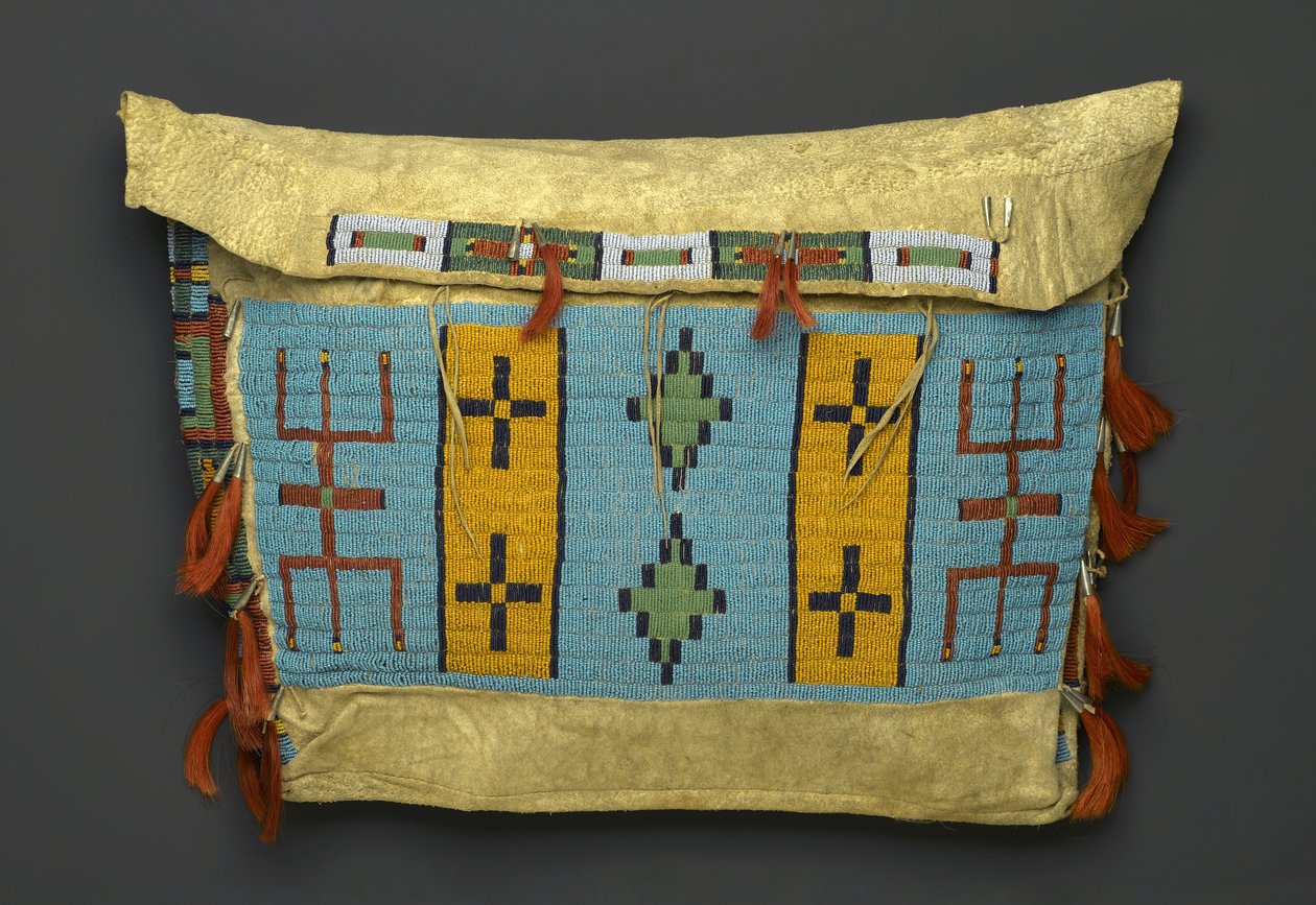 Tipi Bag, a Plains régióból, 1860-1900 körül (bőr, gyöngy, fém és lószőr) alkotó: American School
