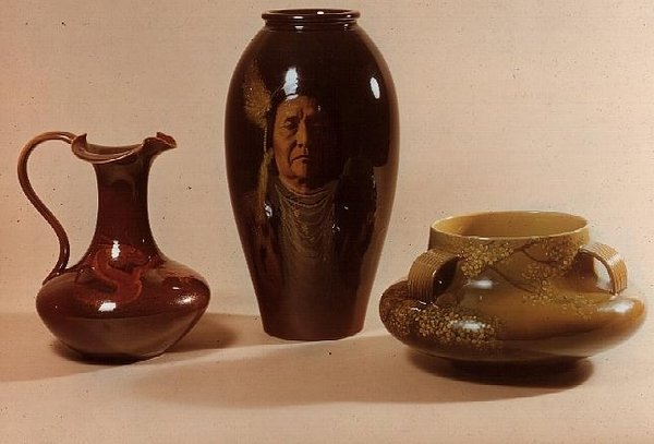 Váza a Nez Perce törzs József főnökének portréjával, W.P.Macdonald aláírásával; ewer sárkány motívummal, Albert R.Valentien kezdőbetűivel; tál japán virág motívummal (kerámia) alkotó: American School