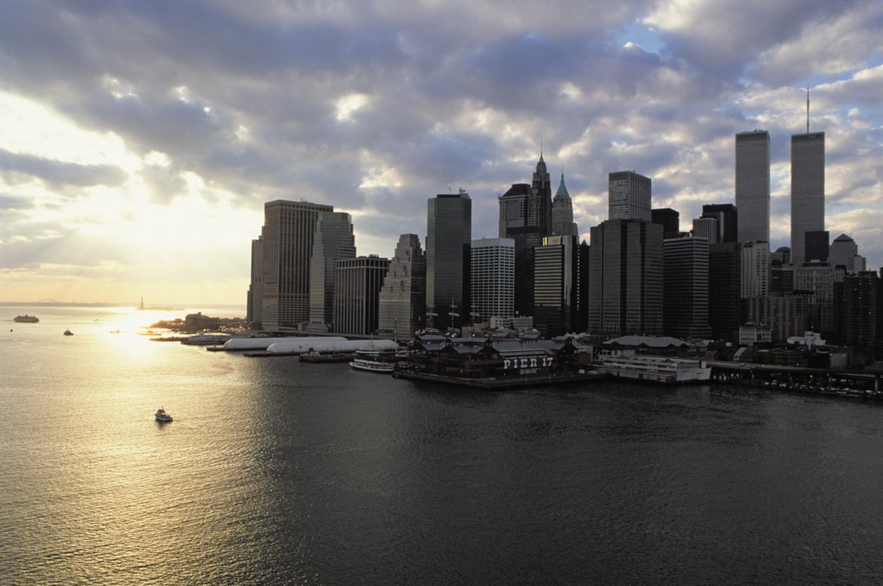 Kilátás a pénzügyi negyedre az East River túloldalán alkotó: American School