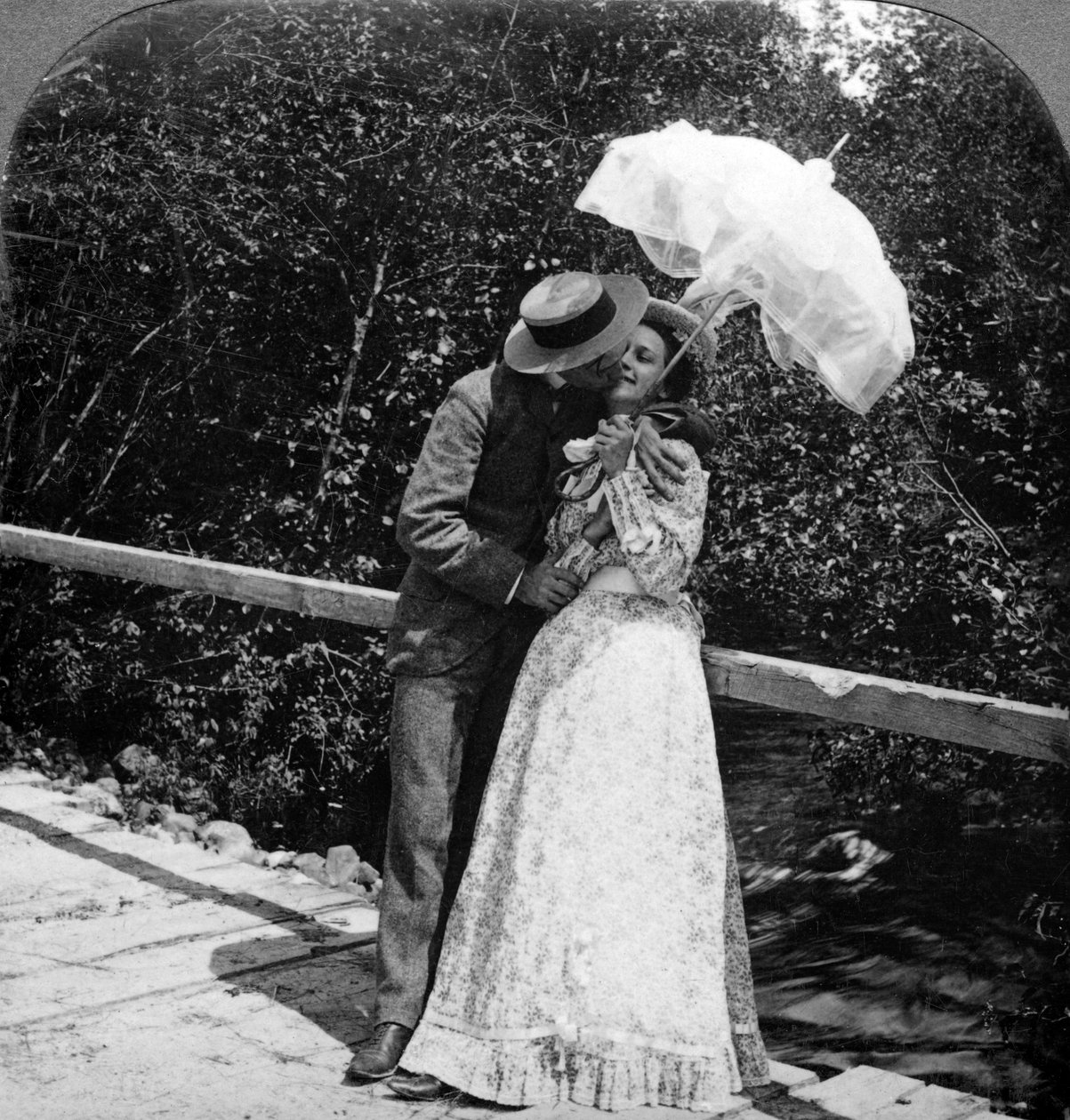 A nyári lány és a kedvese. alkotó: American Stereoscopic Company
