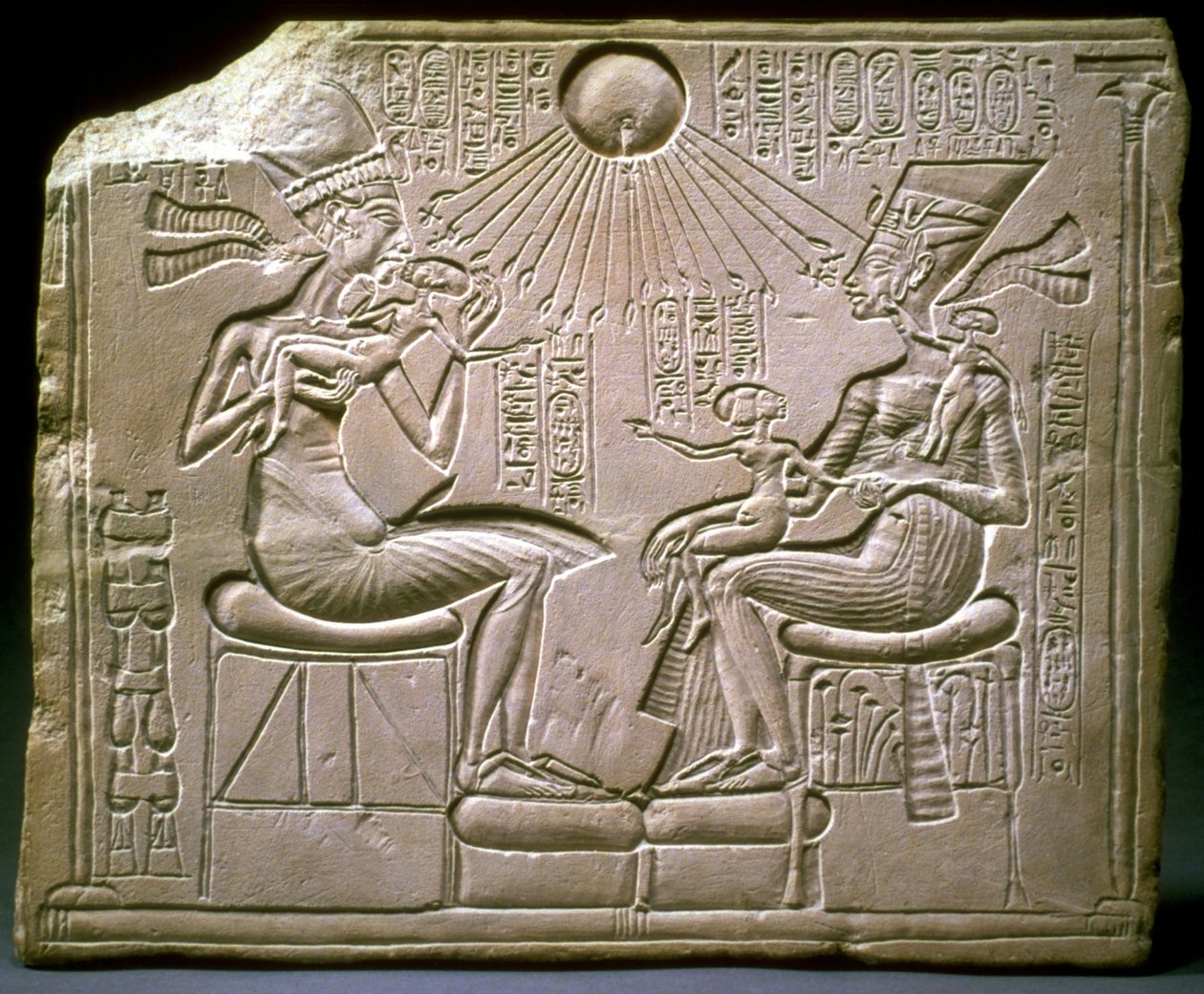 A királyi család: Ehnaton, Nefertiti és gyermekeik, Kr.e. 1350 körül alkotó: Ancient Egypt
