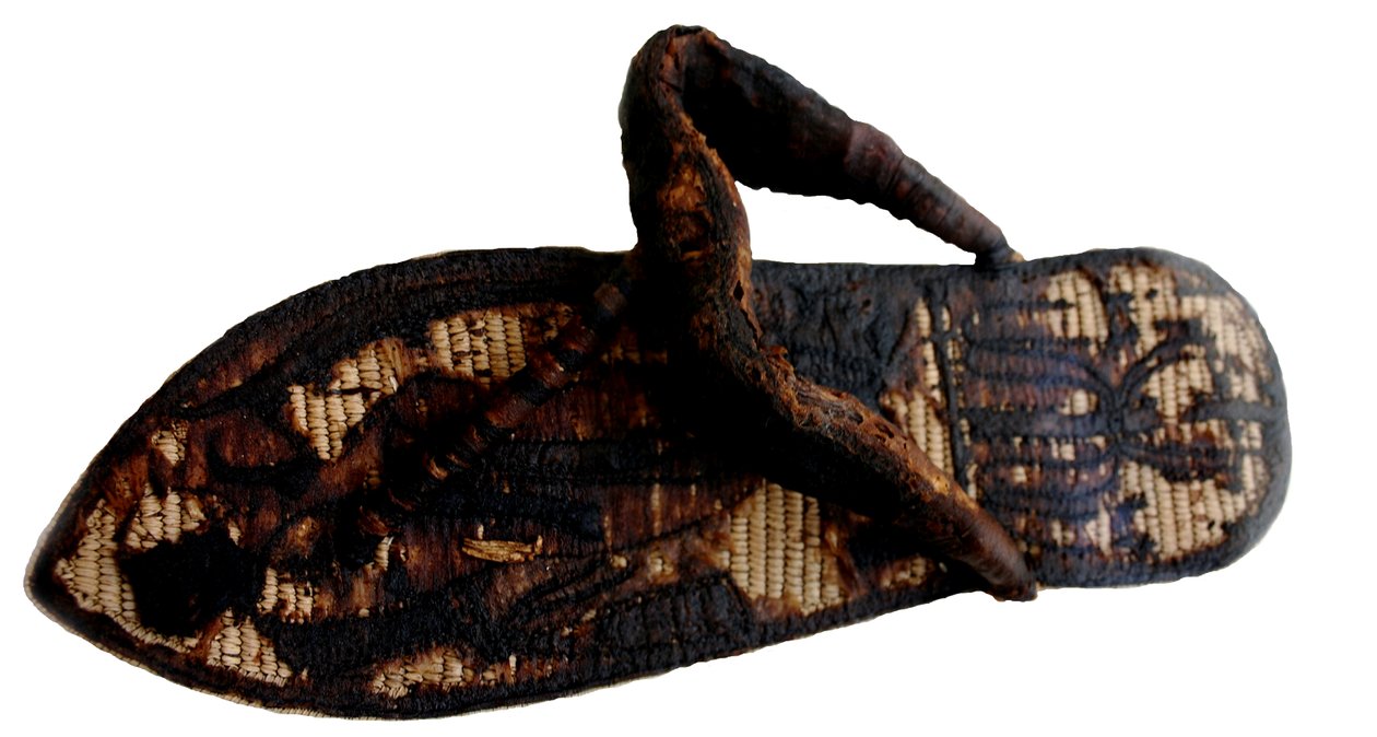 Tutankhamons szandál bekötött foglyokkal és félkövér szimbólumokkal díszítve, 14. század. időszámításunk előtt alkotó: Ancient Egypt