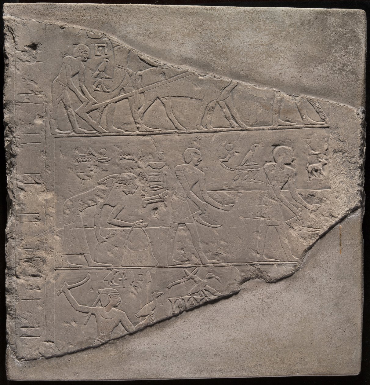 Szántást, aratást és baromfihajtást ábrázoló sztélé töredéke alkotó: Ancient Egyptian