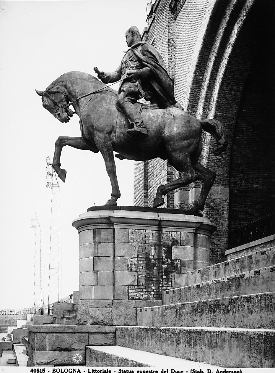 Benito Mussolini lovas szobra; a fasizmus bukásáig ez a szobor a bolognai Littoriale (Stadio comunale) épületében állt (fekete-fehér fotó). alkotó: Anderson Anderson