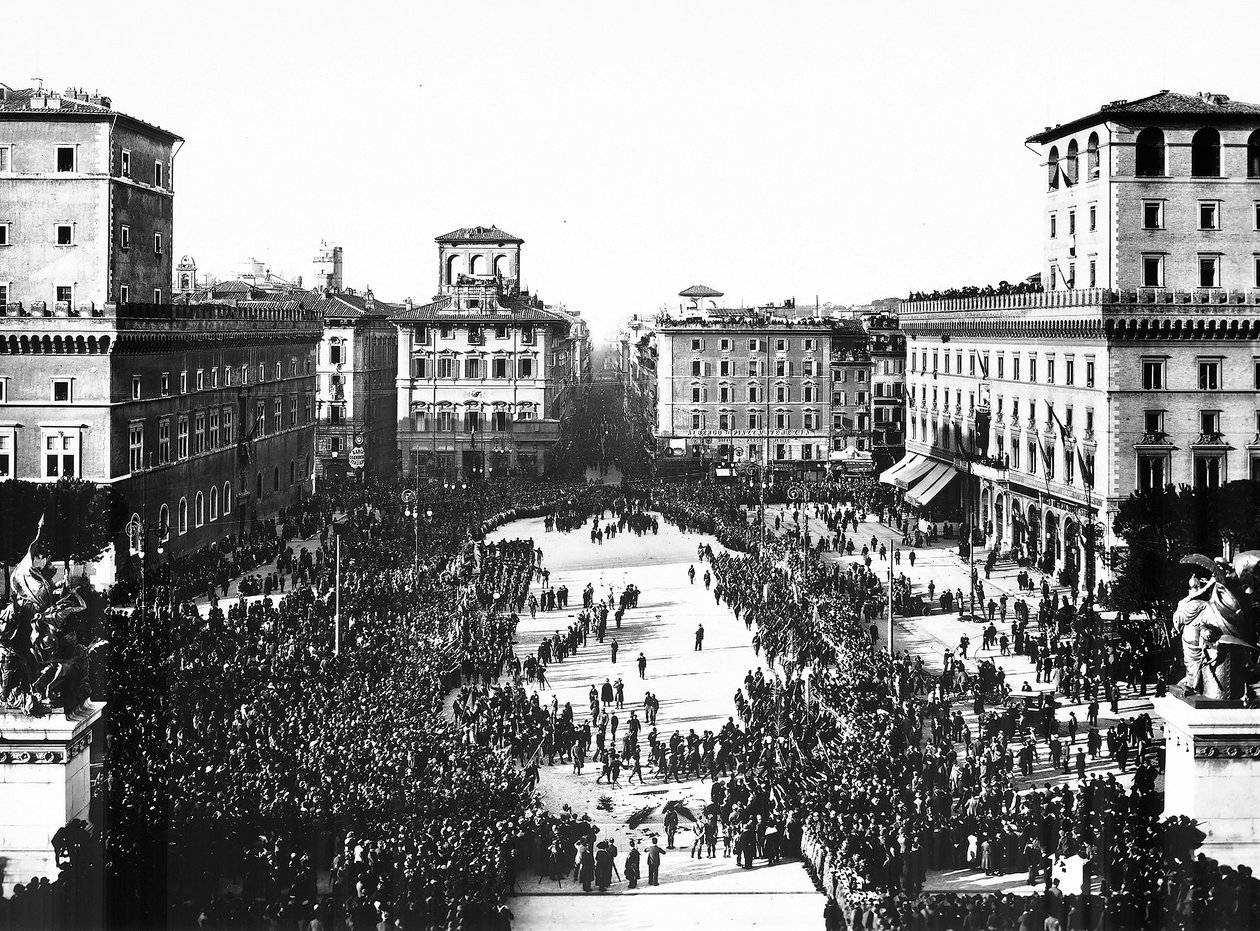 Piazza Venezia Rómában az Ismeretlen Katonára emlékező fasiszta ünnepségen az Altare della Patria-nál (A haza oltára), 1922.11.04. (f/w fotó) alkotó: Anderson Anderson