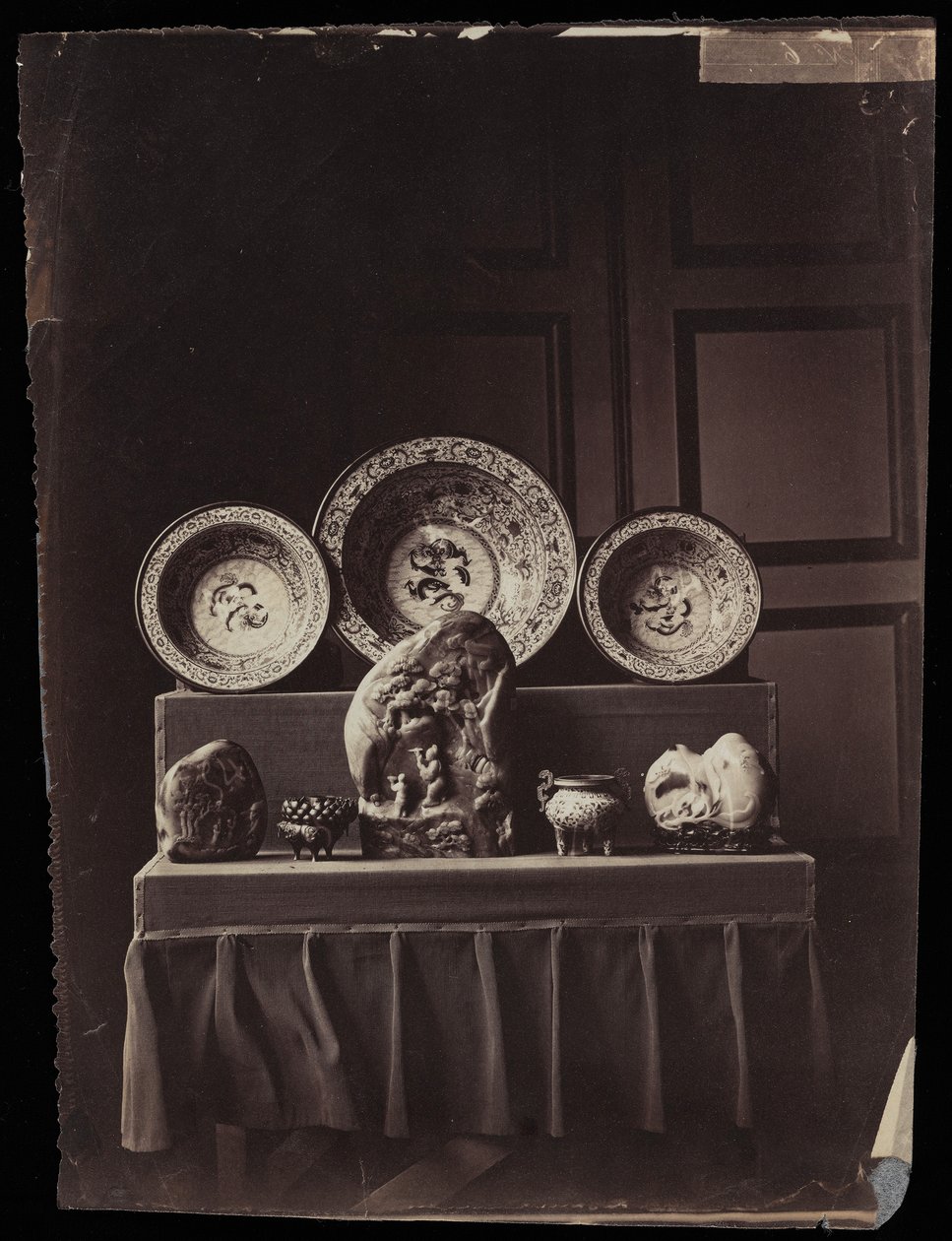 Kiállítás Eugenie császárné kínai múzeumában Fontainebleau-ban, 1861 körül (albumnyomat) alkotó: Andre Adolphe Eugene Disderi