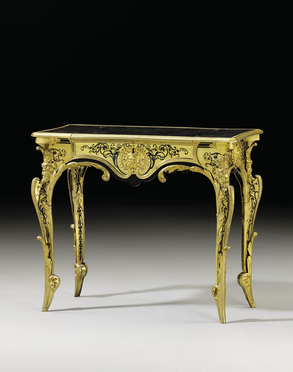 XIV. Lajos irodai szék, 1700 körül (ormolu, teknősbékahéj, ébenfa, sárgaréz és kékre festett kürt) alkotó: Andre Charles (attr. to) Boulle