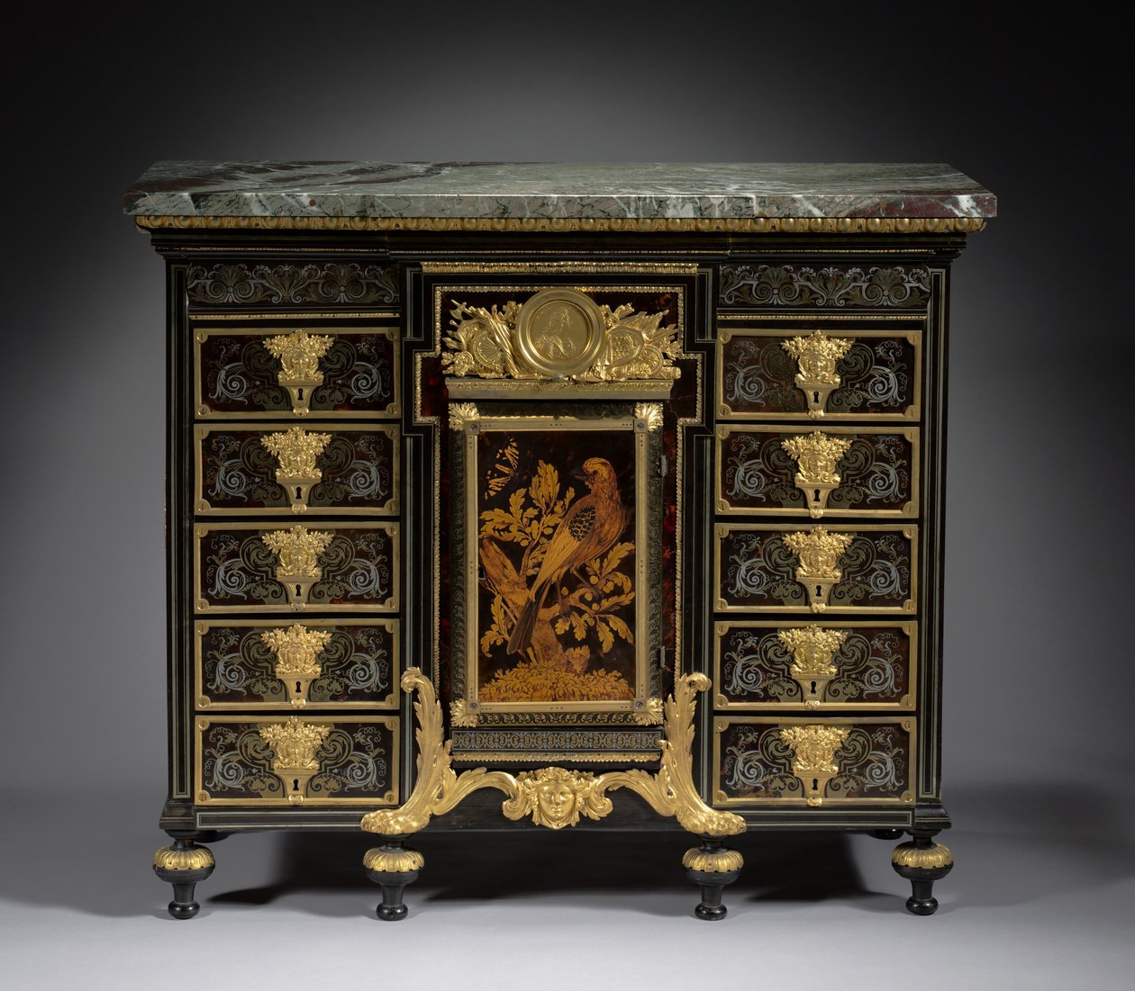 Ébenfa szekrény, 1690 körül (intarzia fémből és teknőspáncélból, fából) alkotó: Andre Charles Boulle