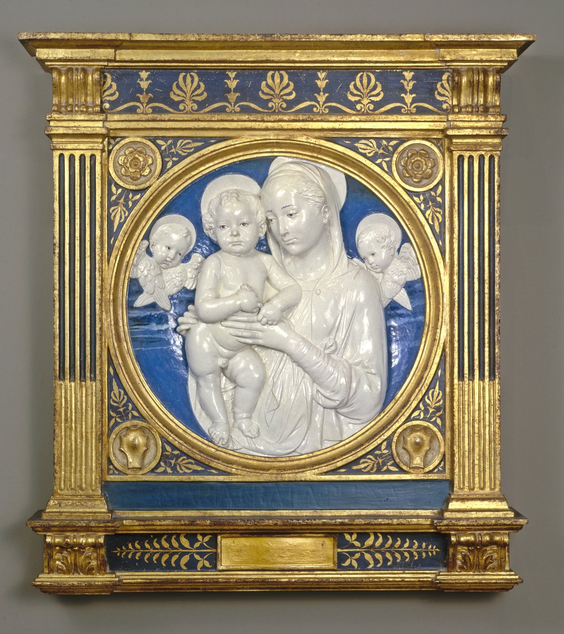 Madonna és gyermeke kerubokkal, 1485 körüli (mázas terrakotta) alkotó: Andrea Della Robbia