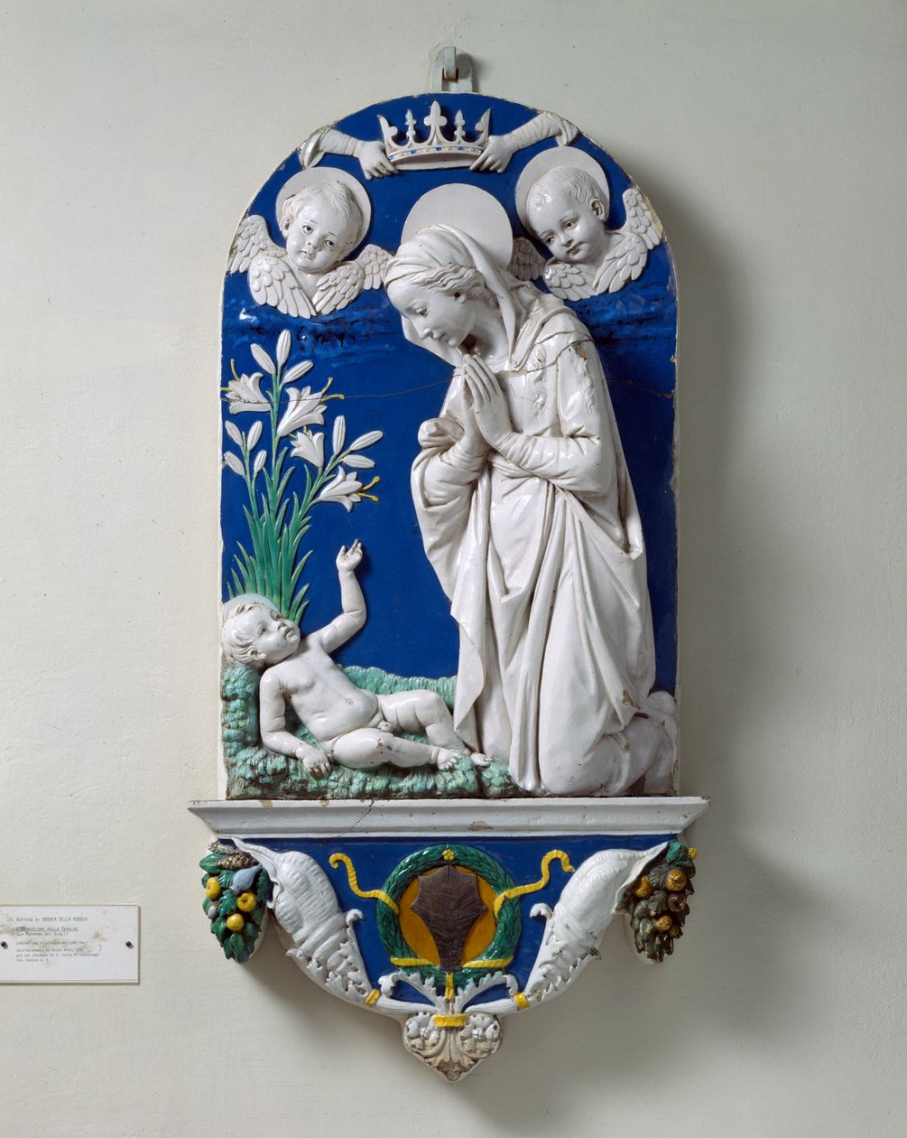 A Szűz imádata (A liliomok Madonnája) 1490 körül (mázas terrakotta) alkotó: Andrea Della Robbia