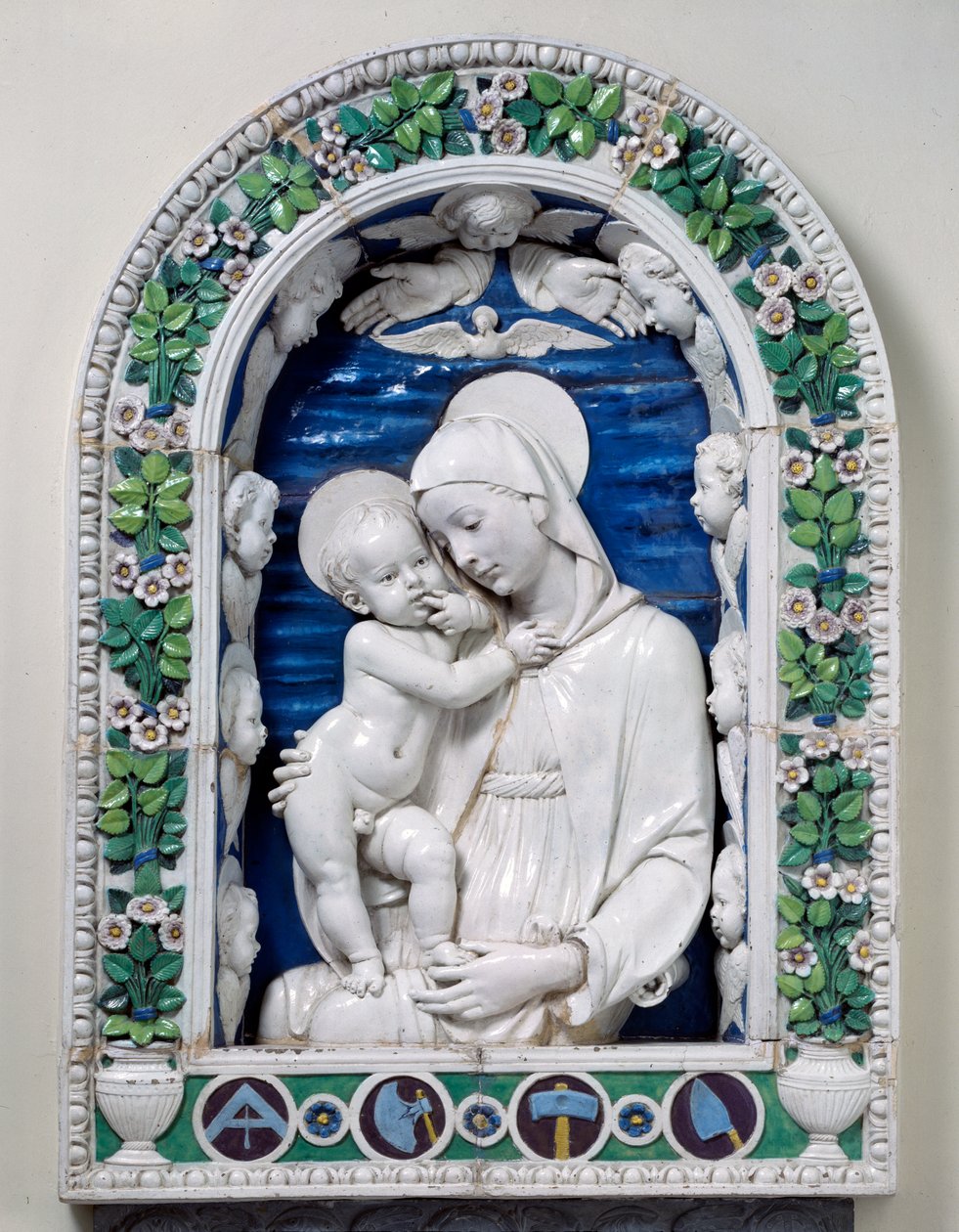 A Madonna és a Gyermek (Az Építészek Madonnája) (mázas terrakotta) alkotó: Andrea Della Robbia