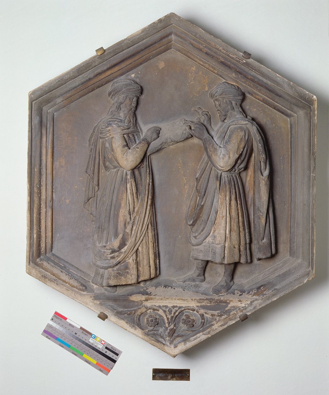 Geometria vagy aritmetika, hatszögletű dekoratív domborműves csempe a Seven Liberal Arts sorozatból, valószínűleg Giotto (kb. 1266-1337) tervei alapján, kb. 1334-48 (márvány) alkotó: Andrea Pisano