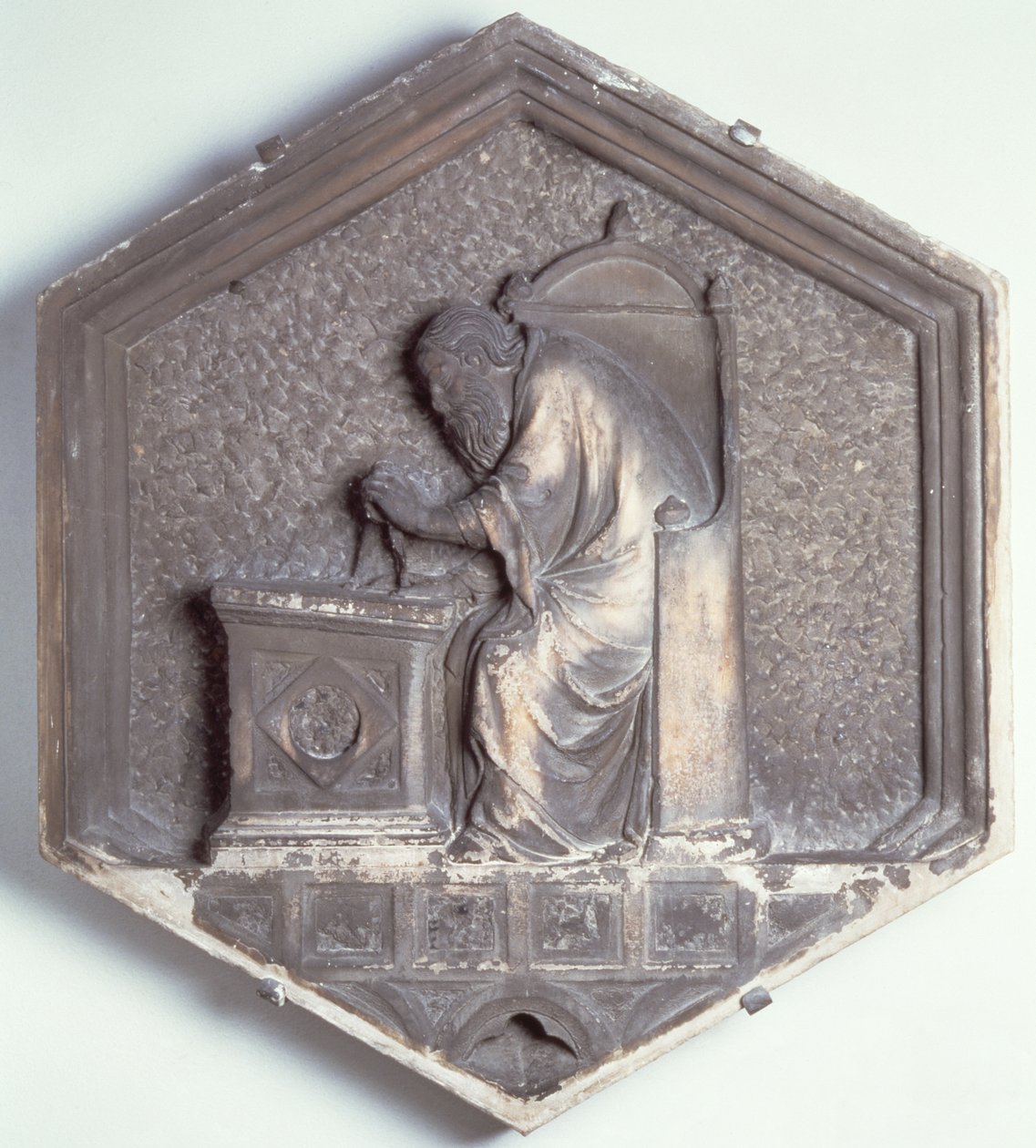 Az Art of Architecture, hatszögletű dekoratív domborműves csempe a Művészetek és Tudományok művelőit ábrázoló sorozatból, valószínűleg Giotto (kb. 1266-1337) tervei alapján, 1334-1348 körül (márvány) alkotó: Andrea Pisano