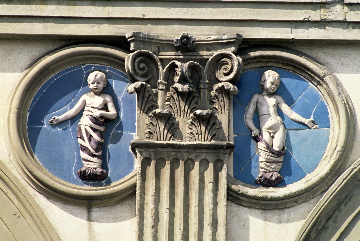 Kerekítő és pilaszter a loggia egyik karzatáról, 1420 körül alkotó: Andrea Della Robbia