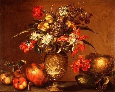Tulipánok, szegfű és egyéb virágok ezüst aranyozott vázában, párkányon gyümölcsökkel alkotó: Andrea (after) Belvedere