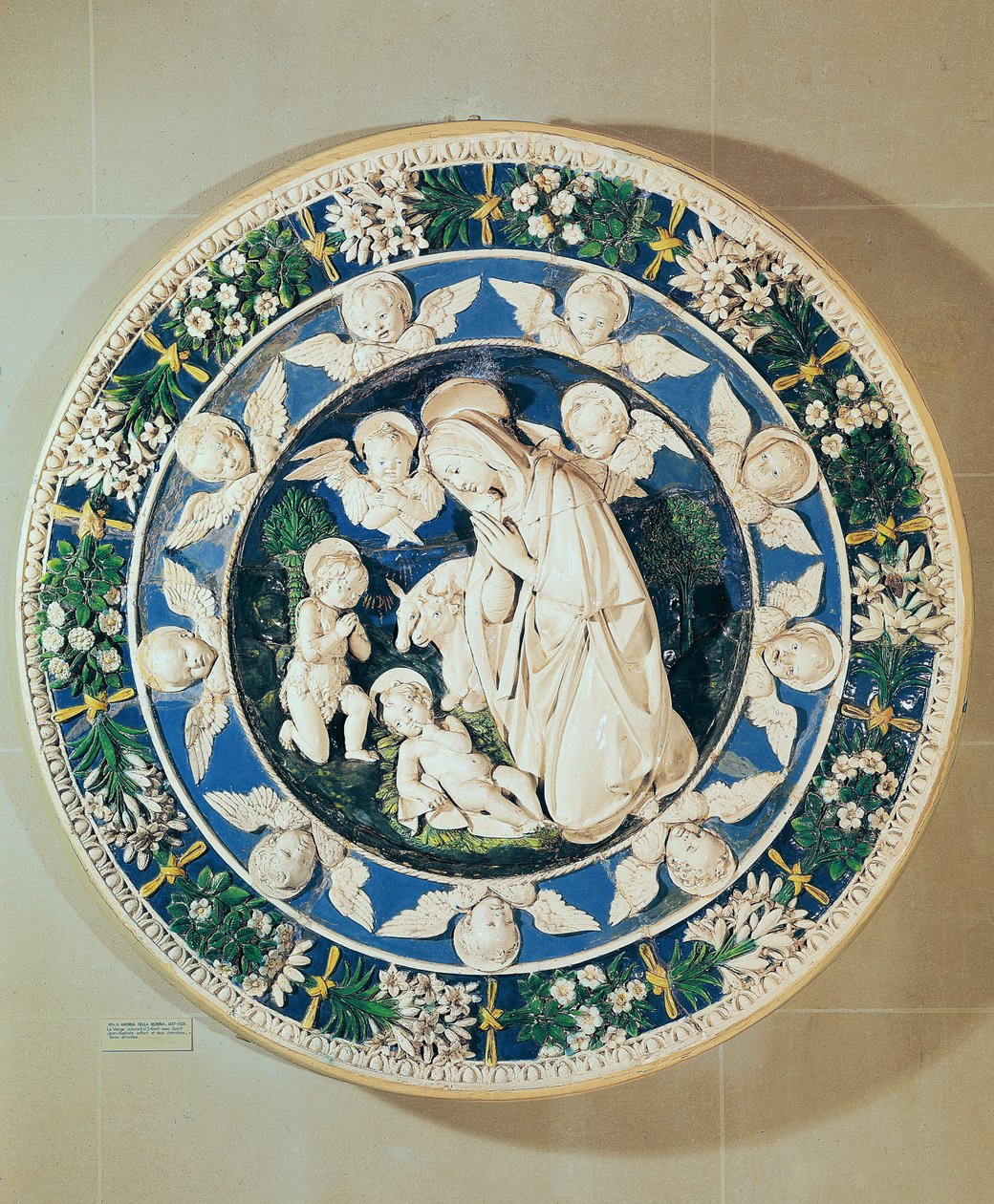 Szűzimádás Keresztelő Szent Jánossal és két kerubbal (polikróm mázas terrakotta) alkotó: Andrea Della Robbia
