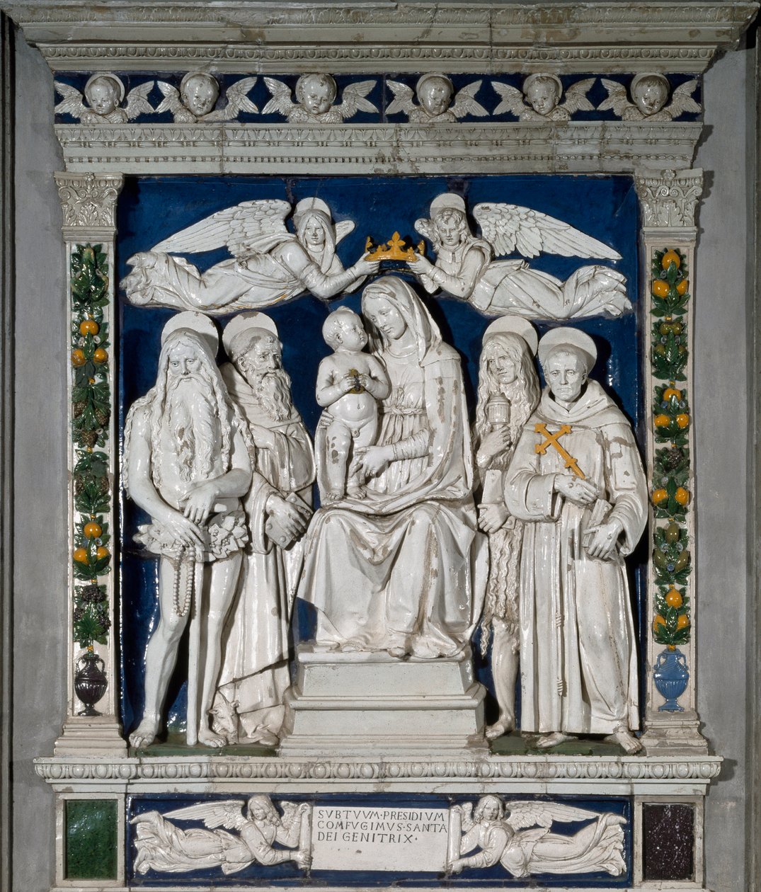 A Menedék Szűza Szűz Mária és a gyermek Jézus körülötte anakhorétai (vagy Nagy) Szent Onuphre, Nagy Szent Antal” (Szent Antal abbé (250/251-356) (vagy Remete Szent Antal), Szent Mária Magdolna és Szent Ferenc alkotó: Andrea Della Robbia